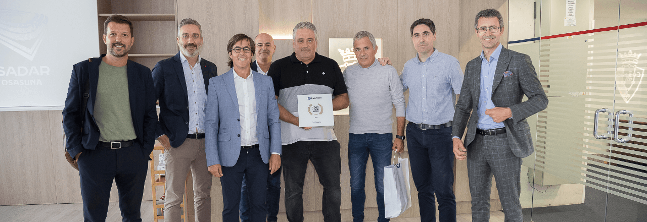 Osasuna recibe la placa del cliente 1000 de DocuWare Cloud España en El Sadar.